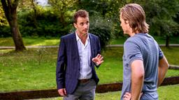 Adrian (Max Alberti) diskutiert mit William (Alexander Milz), dass er sein geerbtes Vermögen nicht behalten will, falls sich die Aussage seiner Mutter bewahrheitet.
