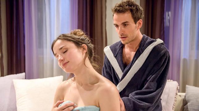 Bild: ARD/Christof Arnold Adrian (Max Alberti) kratzt Clara (Jeannine Wacker) am Rücken. Dabei kann er seine Gefühle kaum mehr unter Kontrolle halten …