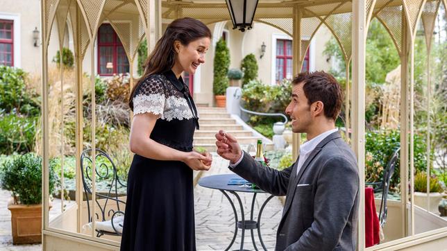Bild: ARD/Christof Arnold Adrian (Max Alberti) macht Clara (Jeannine Wacker) einen Heiratsantrag.