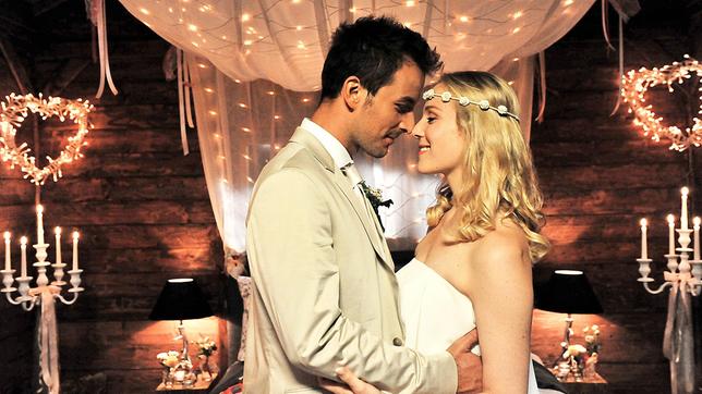 Bild: ARD/Ann Paur Adrian (Max Alberti) redet sich ein, dass die Hochzeit mit Desirée (Louisa von Spies) richtig war.