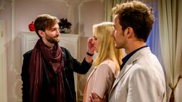 Adrian (Max Alberti) steht Desirée (Louisa von Spies) bei ihrem Treffen mit Lucien (Benjamin Bieber) zur Seite.