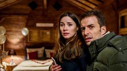 Adrian (Max Alberti) und Clara (Jeannine Wacker) flüchten vor einem Schneesturm in die Romantikhütte.