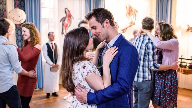 Bild: ARD/Christof Arnold Adrian (Max Alberti) und Clara (Jeannine Wacker) genießen die Abschiedsparty im Kreise ihrer Freunde (Komparserie).