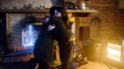Adrian (Max Alberti) und Clara (Jeannine Wacker) sind erleichtert, dass das Kaminfeuer ein kleinen Loch in die Schneedecke geschmolzen hat. Jetzt strömt wieder Atemluft in die Hütte.