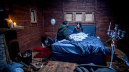 Adrian (Max Alberti) und Clara (Jeannine Wacker) sitzen in der verschütteten Romantikhütte fest.