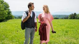 Adrian (Max Alberti) und Desirée (Louisa von Spies) erkennen, dass sie durchaus Gemeinsamkeiten haben.