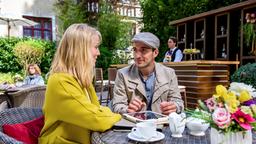 Adrian (Max Alberti) und Desirée (Louisa von Spies) kommen sich ein wenig näher.