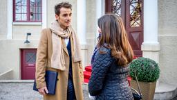 Adrian (Max Alberti) verspricht Clara (Jeannine Michèle Wacker), ihr bezüglich Melli zu helfen. Denn die will im "Fürstenhof" kündigen, um Therapeutin zu werden!