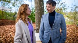 Alexandra (Daniela Kiefer) erkennt im Gespräch mit Robert (Lorenzo Patané), dass Christoph aus Liebe zu ihr viel einsteckt.