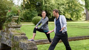 Alexandra (Kristina Dörfer) hält Nils (Florian Stadler) für einen Macho.