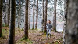 Alexandra (Daniela Kiefer) läuft unter Schock orientierungslos im Wald umher.