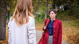 Alexandra (Daniela Kiefer) wird von Eleni (Dorothée Neff) bei der moralischen Ehre gepackt.