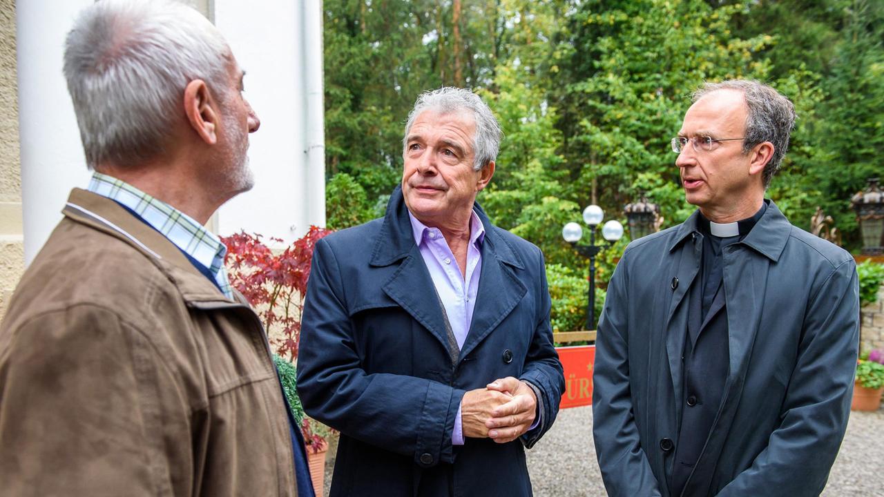 Alfons (Sepp Schauer), André (Joachim Lätsch) und Pfarrer Herold (Wolfgang Schatz) finden ein versöhnliches Ende in Bezug auf Alda.