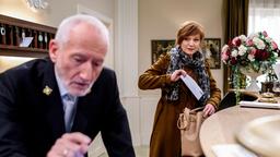 Alfons (Sepp Schauer) bemerkt nicht, dass Susan (Marion Mitterhammer) Werners Brief für Charlotte an sich nimmt.