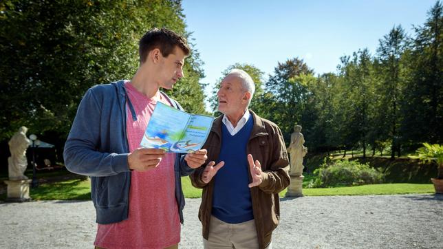 Bild: ARD/Christof Arnold Alfons (Sepp Schauer) bietet Paul (Sandro Kirtzel) an, ihm das Angeln beizubringen.