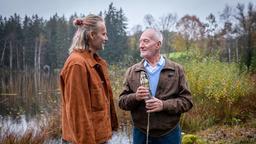 Alfons (Sepp Schauer, r., mit Erich Altenkopf) deponiert die Flaschenpost, damit Hildegard sie finden kann.