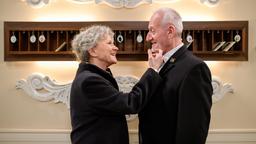 Alfons (Sepp Schauer, ) freut sich über die Rückkehr von Hildegard (Antje Hagen).