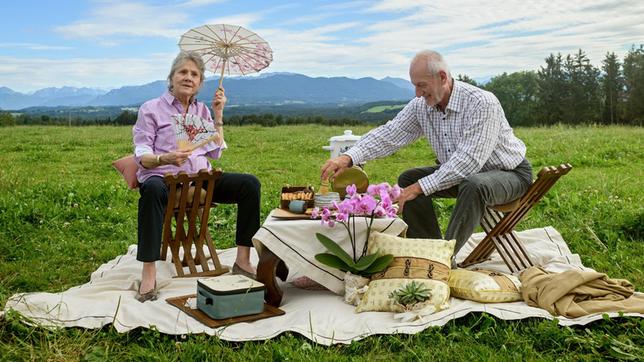 Alfons (Sepp Schauer) führt für Hildegard (Antje Hagen) eine japanische Tee-Zeremonie durch.