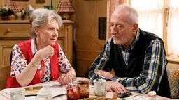 Alfons (Sepp Schauer) gesteht Hildegard (Antje Hagen) seine Bedenken wegen Christoph Saalfeld.