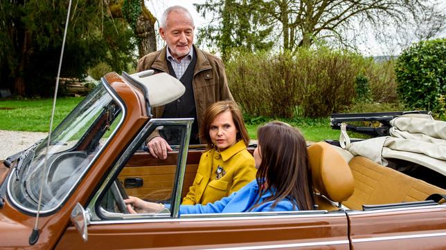 Bild: ARD/Christof Arnold Alfons (Sepp Schauer) hilft Clara (Jeannine Michele Wacker) und Melli (Bojana Golenac) aus der Patsche.