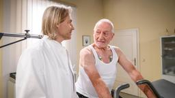 Alfons (Sepp Schauer) ist zum Gesundheitscheck bei Michael (Erich Altenkopf).
