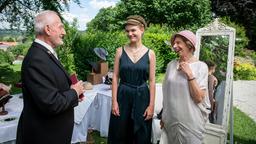 Alfons (Sepp Schauer) macht der Baronin von Zweigen (Birgit Koch) ein Kompliment für den von Maja (Christina Arends) gefertigten Hut.