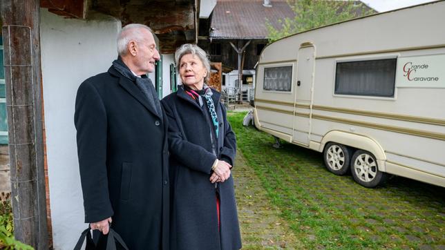 Alfons (Sepp Schauer) präsentiert Hildegard (Antje Hagen) ihr Übergangszuhause – einen Wohnwagen.