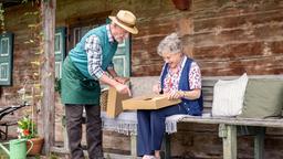 Alfons (Sepp Schauer) präsentiert Hildegard (Antje Hagen) sein Geschenk für Tom.