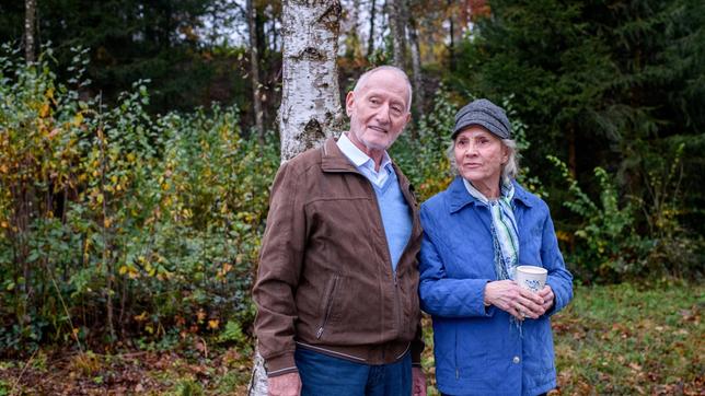 Alfons’ (Sepp Schauer, l., mit Antje Hagen) romantischer Plan scheitert, da die Flaschenpost nirgends zu finden