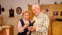 Alfons (Sepp Schauer) überrascht Hildegard (Antje Hagen) mit einer Flasche Wein aus ihrem Hochzeitsjahr.