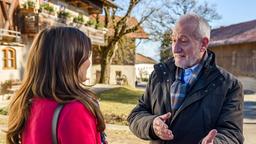 Alfons (Sepp Schauer) und Clara (Jeannine Wacker) unterhalten sich über die anstehende Modenschau.