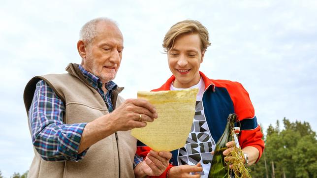 Bild: ARD/Christof Arnold Alfons (Sepp Schauer) und Gerry (Johannes Huth) angeln eine Flaschenpost.