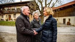 Alfons (Sepp Schauer) und Hildegard (Antje Hagen) bedanken sich bei Beatrice (Isabella Hübner) dafür, dass sie Alfons das Leben gerettet hat.