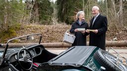 Alfons (Sepp Schauer) und Hildegard (Antje Hagen) bestaunen den Oldtimer und begreifen, dass Werner eine Überraschung für sie vorbereitet hat.