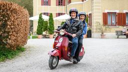 Alfons (Sepp Schauer, vorne) und Hildegard (Antje Hagen, hinten) brechen zu ihrer Fahrt mit dem Motorroller auf.