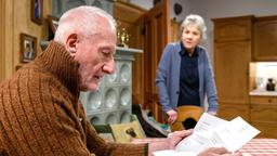 Alfons (Sepp Schauer) und Hildegard (Antje Hagen) erhalten eine Rechnung von ihrem Nachbarn Herrn Reiber.