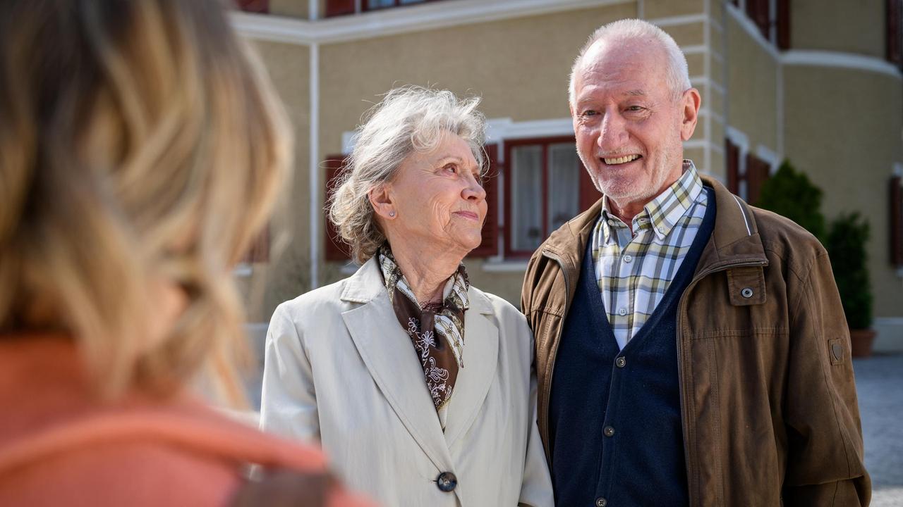 Alfons (Sepp Schauer) und Hildegard (Antje Hagen) freuen sich mit Josie (Lena Conzendorf) auf ihre Präsentation und hoffen, dass die Feier ein Erfolg wird.