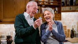 Alfons (Sepp Schauer) und Hildegard (Antje Hagen) freuen sich über ihre Rolle als Großeltern.