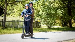 Alfons (Sepp Schauer) und Hildegard (Antje Hagen) machen eine Spritztour mit einem E-Roller.