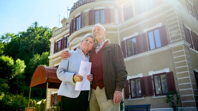 Bild: ARD Alfons (Sepp Schauer) und Hildegard (Antje Hagen) nehmen wehmütig Abschied vom "Fürstenhof".
