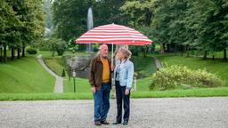 Alfons (Sepp Schauer) und Hildegard (Antje Hagen) spekulieren darüber, wer die Kette gestohlen haben könnte.