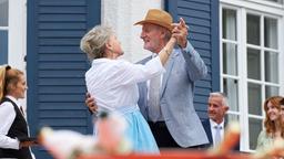 Alfons (Sepp Schauer) und Hildegrad (Antje Hagen)  tanzen auf der Hochzeit.