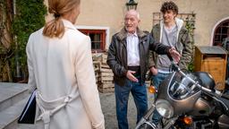 Alfons (Sepp Schauer, M.) schlägt Lia (Deborah Müller, l.) vor, Benni (Florian Burgkart, r.) mit dem Motorrad zum Flughafen zu bringen.