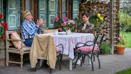 Alfons (Sepp Schauer) will Hildegard verschweigen, dass er von der Polizei erwischt wurde (mit Marcel Zuschlag).