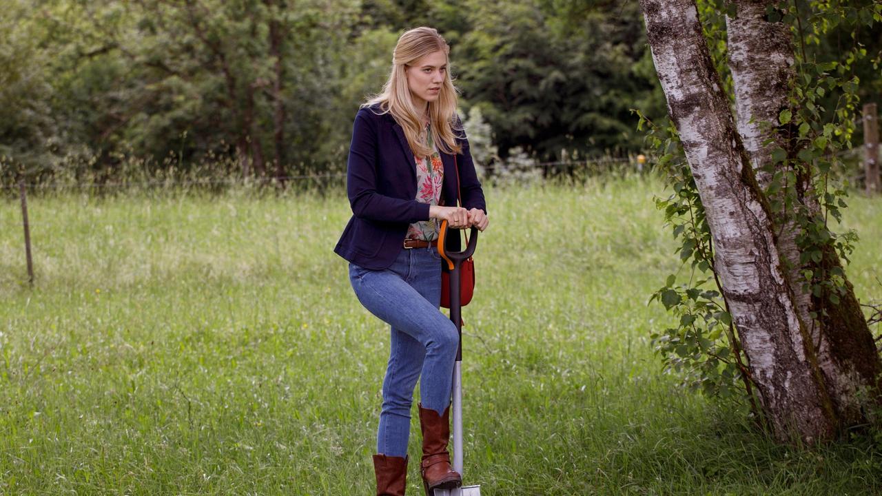 Alicia (Larissa Marolt) bringt es nicht übers Herz, Viktors Kette wegzuwerfen.