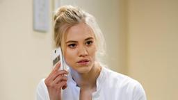 Alicia (Larissa Marolt) erfährt von Pauls Unfall.