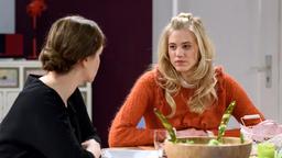 Alicia (Larissa Marolt) findet in Tina (Christin Balogh) eine Ratgeberin.