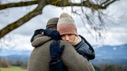 Alicia (Larissa Marolt) findet Trost bei Viktor (Sebastian Fischer).