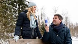 Alicia (Larissa Marolt) genießt den Schlittschuh-Ausflug mit Christoph (Dieter Bach).