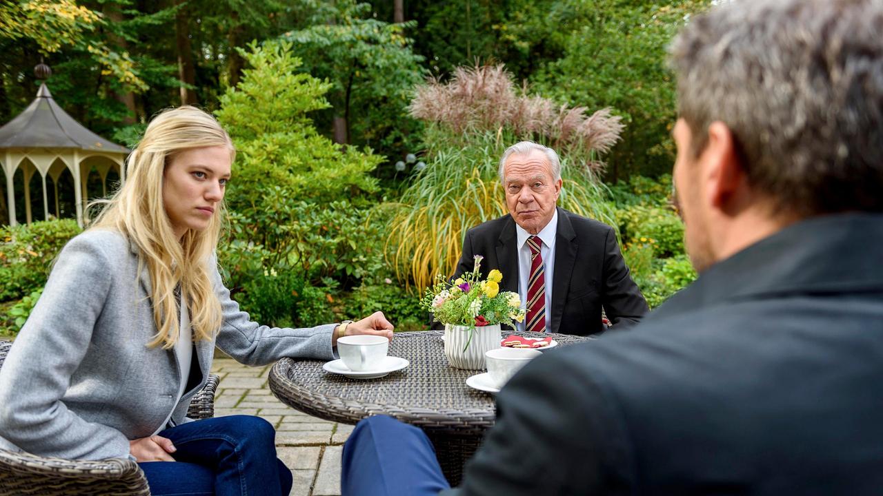 Alicia (Larissa Marolt) hat genug von den Streiteren zwischen Werner (Dirk Galuba, Mitte) und Christoph (Dieter Bach).